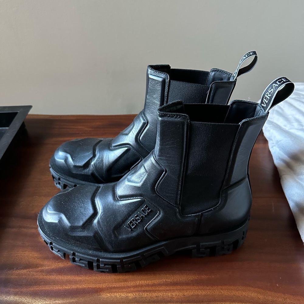 Versace- Greca Portico Chelsea Boots (Men’s IT 45) - Picture 5 of 5
